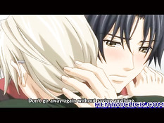 Гомосексуальный приятель ласкает соски и целует друга на кровати