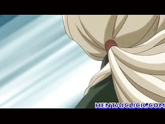 Гомосексуальный приятель ласкает соски и целует друга на кровати