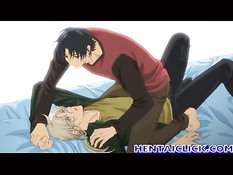 Гомосексуальный приятель ласкает соски и целует друга на кровати