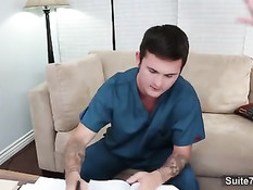 Два гомосексуальных врача трахаются в перерыве между работой