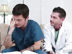 Два гомосексуальных врача трахаются в перерыве между работой