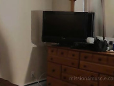 Два мускулистых голубых бодибилдера решили заняться гей сексом