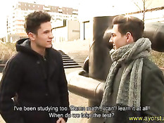 Двое молодых геев студентов в выходной день занимаются сексом