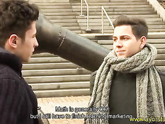 Двое молодых геев студентов в выходной день занимаются сексом