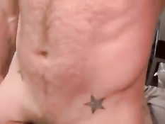 Небритые голубые мужчины с тату занимаются любовью на кровати