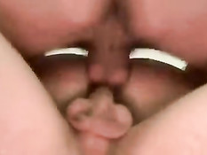 Небритые голубые мужчины с тату занимаются любовью на кровати