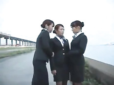 Три молодые японские лесбиянки страстно целуются прямо на улице