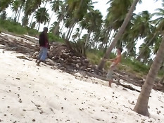 Парни ебут на пляже девку с интимной стрижкой Jessica Fiorentino