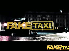 Шикарная смуглая девушка оттрахана водителем на заднем сиденье