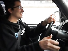 Брюнетка с большими сиськами ебётся в движущемся микроавтобусе