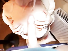 Девушка с розовыми волосами Cherry Crush получила сперму в рот