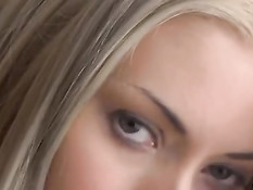 Красивая молодая девушка Kamilla мастурбирует свою бритую писю