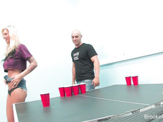 Два лысых парня с татуировками оттрахали блондинку и брюнетку