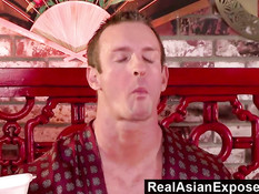 Умелая азиатская любовница ублажает мускулистого белого парня