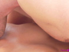 Парень отлизал киску грудастой подружке и засадил в неё свой хуй