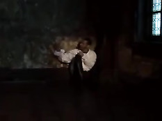 Блондинка в сетчатых чулках отсасывает и трахается с секс рабом