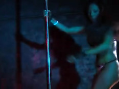 Лесбияночки наслаждались стриптизом и занимались сексом втроём