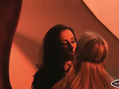 Жестокая госпожа Paige Turnah оттрахала секс рабыню блондинку