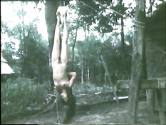 Голую девушку привязали к дереву в лесу и отхлестали по заднице