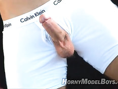 Мускулистый гей футболист мастурбирует хуй после всех тренировок