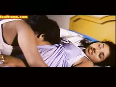 Две грудастые индийские лесбиянки занимались сексом на кровати