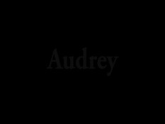 Возбуждённая зрелая женщина Audrey мастурбирует в номере отеля