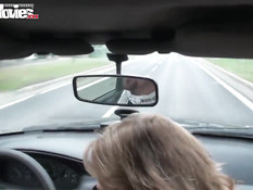 Безбашенная зрелая женщина на ходу отсасывает водителю машины