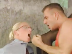 Мужчина оттрахал в киску зрелую блондинку с обвисшими сиськами