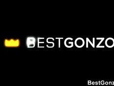 Пожилая блондинка сосала парню член и ебалась в позе наездницы