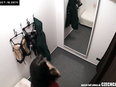 Скрытая камера в примерочной подглядывает за чешской девушкой