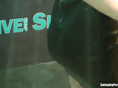 Мокрые девки танцуют и занимаются сексом на сцене в ночном клубе