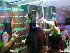 Мокрые девки танцуют и занимаются сексом на сцене в ночном клубе