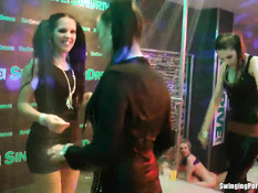 Мокрые девки танцуют и занимаются сексом на сцене в ночном клубе