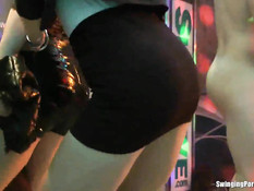 Мокрые девки танцуют и занимаются сексом на сцене в ночном клубе