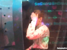 Мокрые девки танцуют и занимаются сексом на сцене в ночном клубе