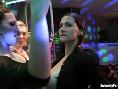 Мокрые девки танцуют и занимаются сексом на сцене в ночном клубе