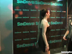 Мокрые девки танцуют и занимаются сексом на сцене в ночном клубе