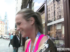 Молодая бегунья после марафона занимается сексом с парнем в лесу