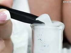 Грудастая лаборантка Ariella Ferrera ебётся и дрочит член сиськами