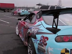 Пилот прокатил в гоночном автомобиле молодую сисястую девчонку