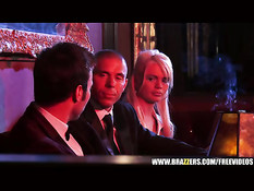 Грудастая блондинка в белом платье Alexis Ford ебётся в ресторане