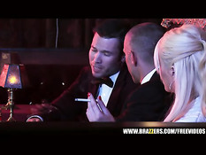 Грудастая блондинка в белом платье Alexis Ford ебётся в ресторане