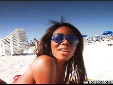 Снял на пляже и отодрал в киску сисястую мулатку Ashlee Cleveland