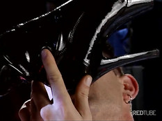 Мужик на сцене занимается сексом с двумя горячими стриптизёршами