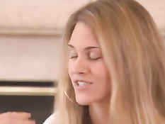 Красивые свингеры занимаются сексом в романтической атмосфере