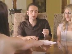 Красивые свингеры занимаются сексом в романтической атмосфере