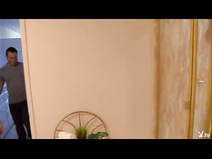 Свингеры летом купаются в бассейне на вилле и занимаются сексом