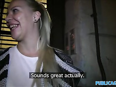 Незнакомая блондиночка соглашается заняться сексом на стоянке