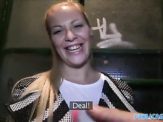 Незнакомая блондиночка соглашается заняться сексом на стоянке