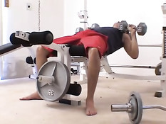 Полуголая сисястая девка сосёт хуй и ебётся с парнем на тренажёре